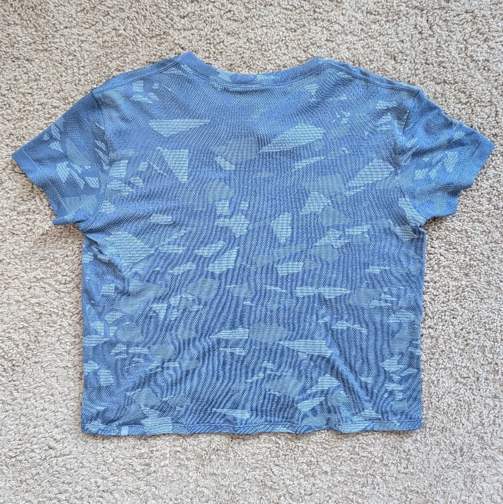 Lululemon Mosaic Multiply Water Drop Blue Linen Train to Be Short Sleeve Shirt 8